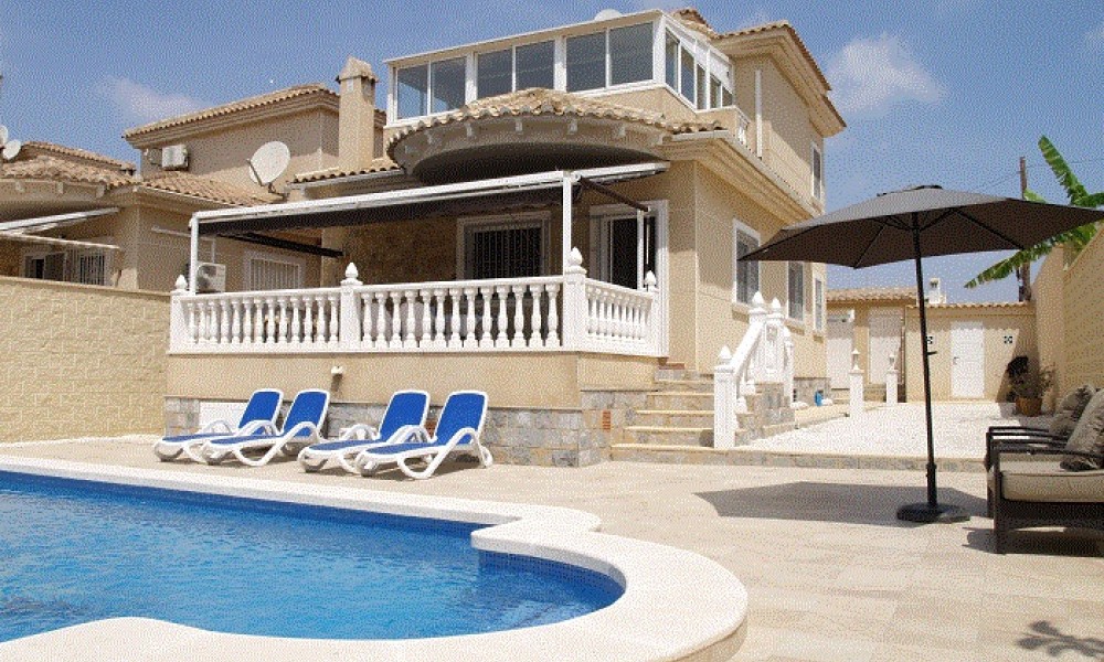 Villa en La Siesta con piscina por 265.000 euro