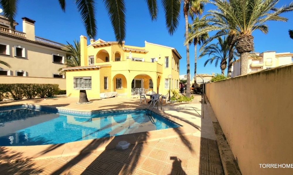 Villa en La Zenia con piscina privada y vistas al mar