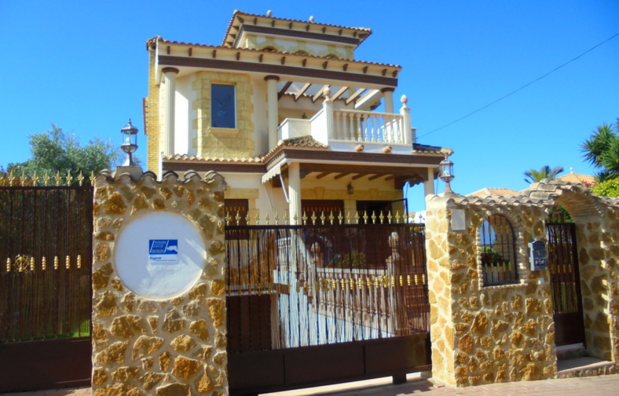 Villa De Lujo en Los Balcones Torrevieja con piscina privada